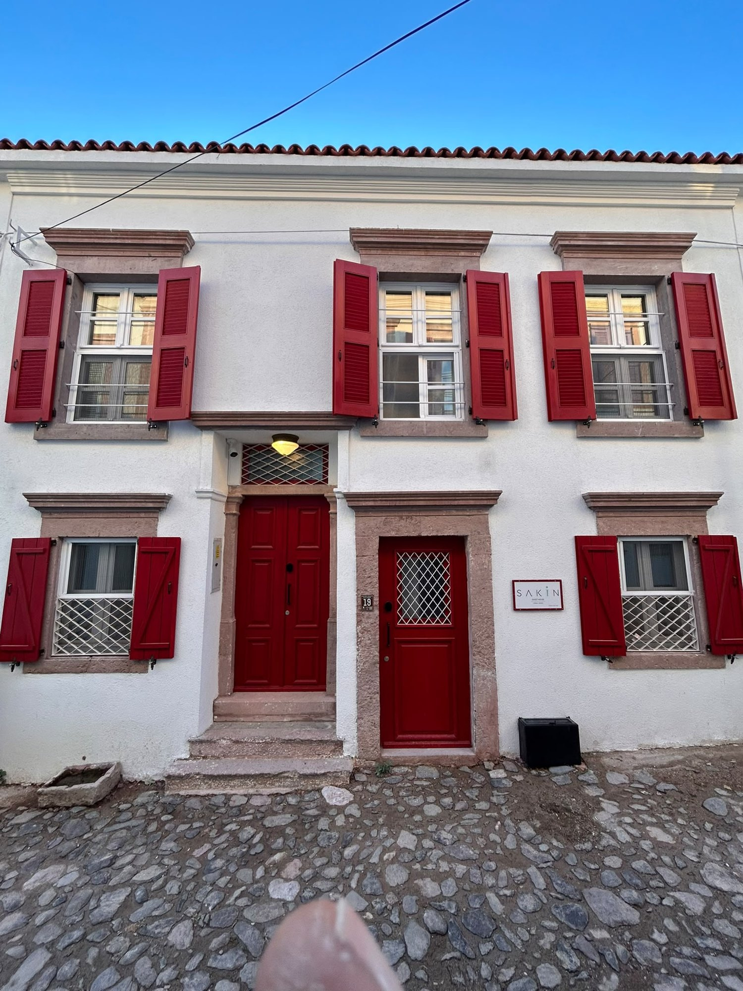 Sakin Guest House cephesi, Cunda taş sokakları