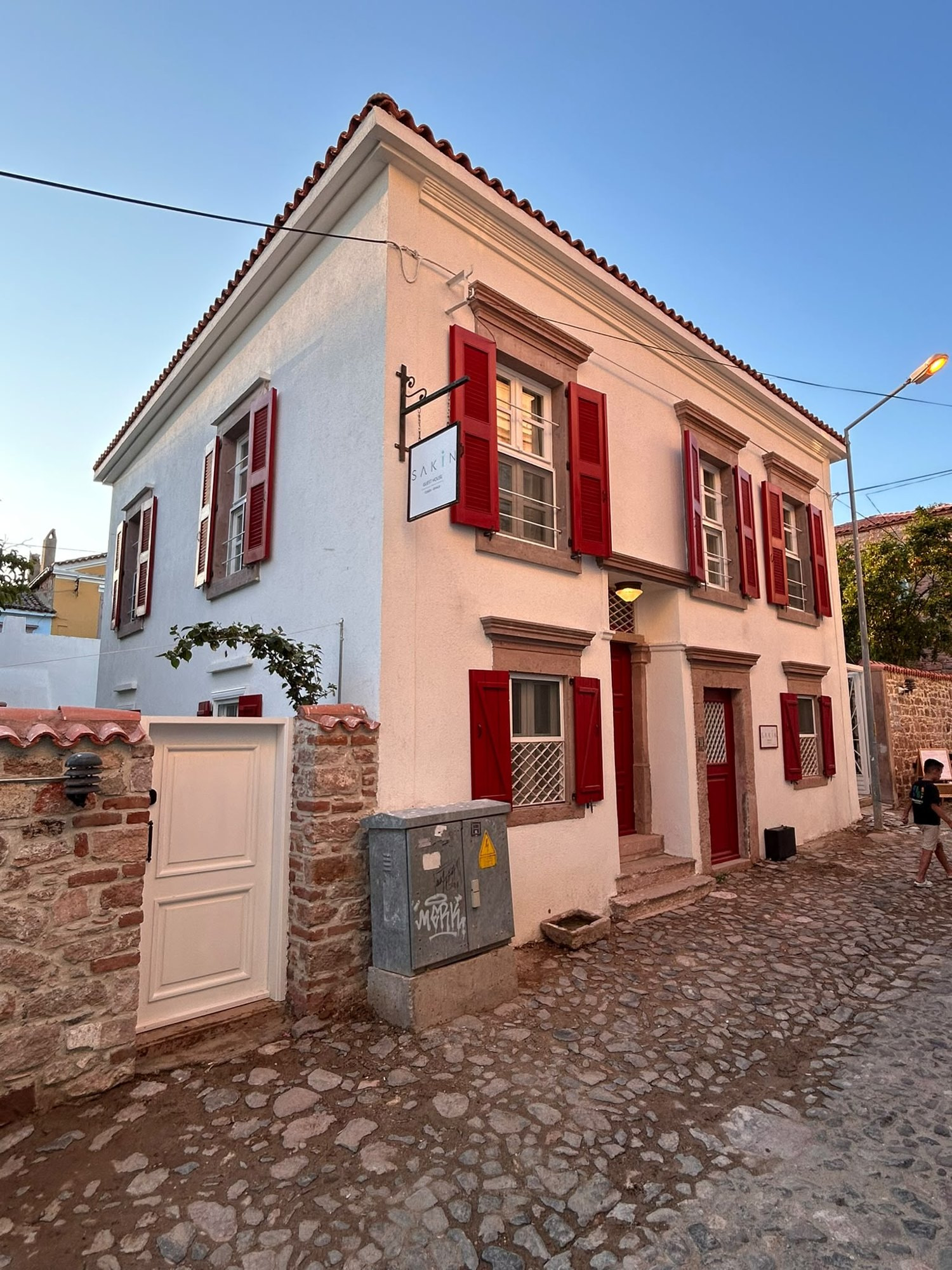 Sakin Guest House binası, Cunda taş sokaklarında