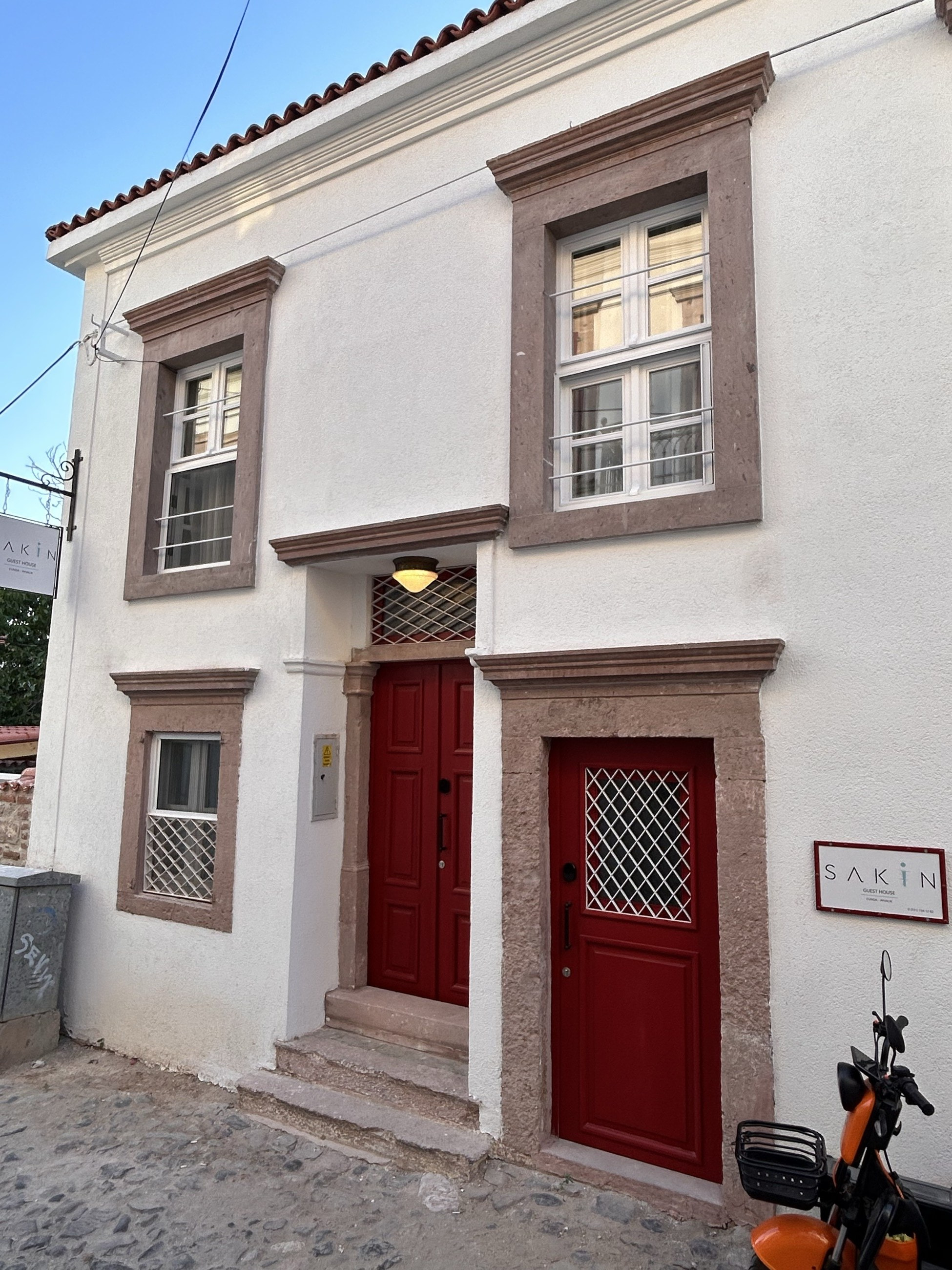 Sakin Guest House cephesi (SAKIN tabelası), Cunda