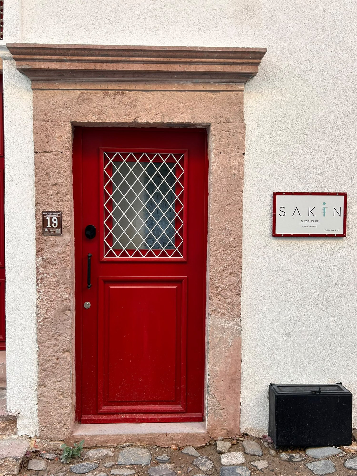 Sakin Guest House kırmızı giriş kapısı, Cunda