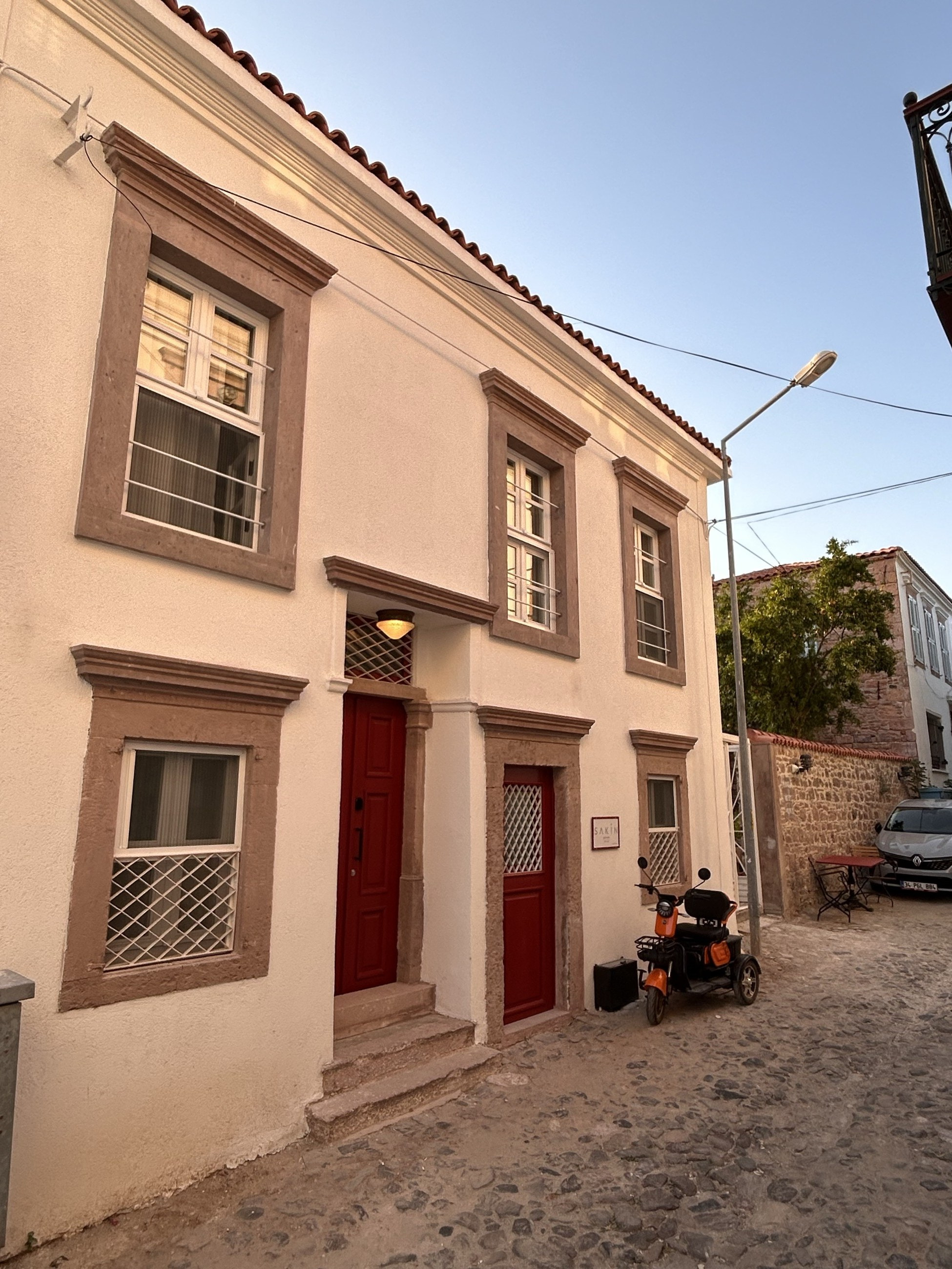 Sakin Guest House binası, Cunda taş sokakları